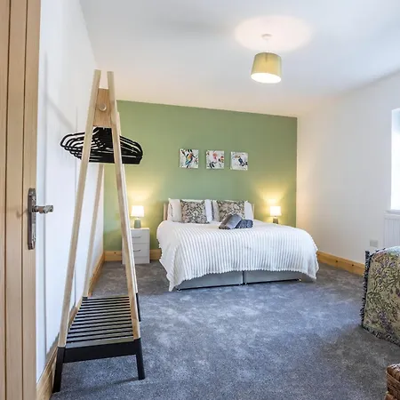Manchester Retreat, Free Parking & Sleeps 5-3